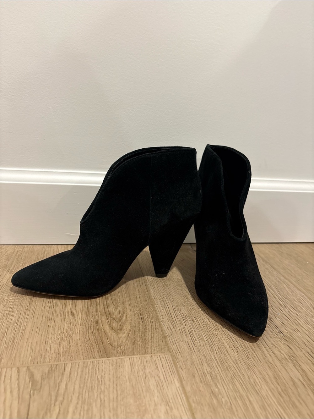 Vince Camuto Black Suede Pointed Toe Ankle Booties Heels-size 5 1/2 - Picture 4 of 4